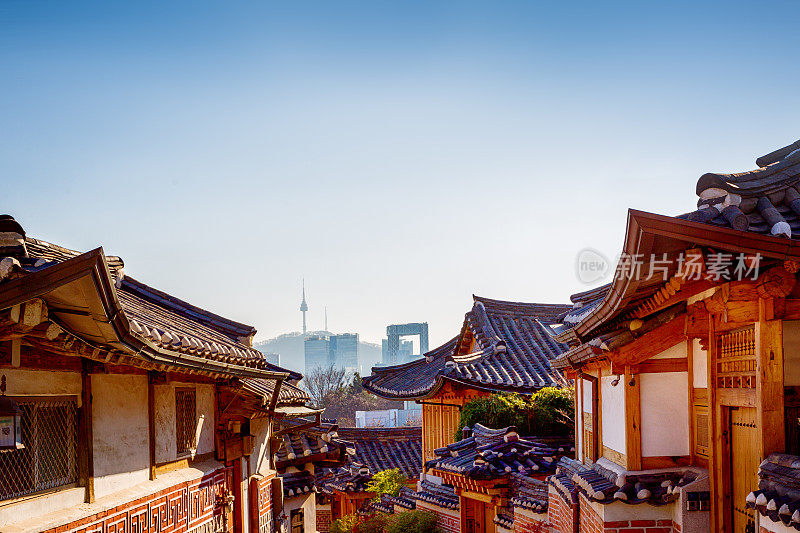 北川韩屋村与首尔市中心背景