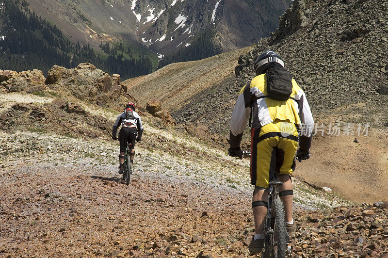 下坡骑山地自行车