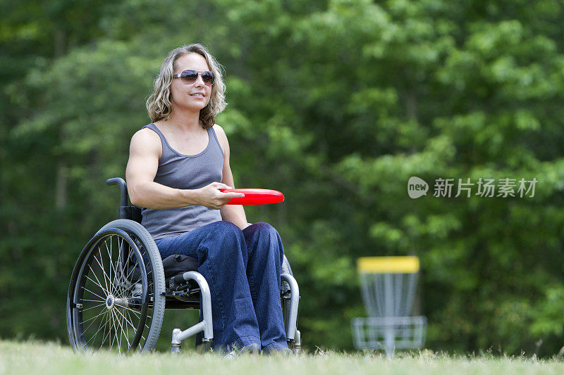 坐在轮椅上玩飞盘的漂亮女人