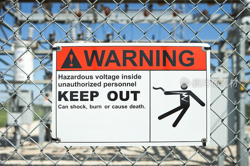 变电站围栏上有危险电压警告标志