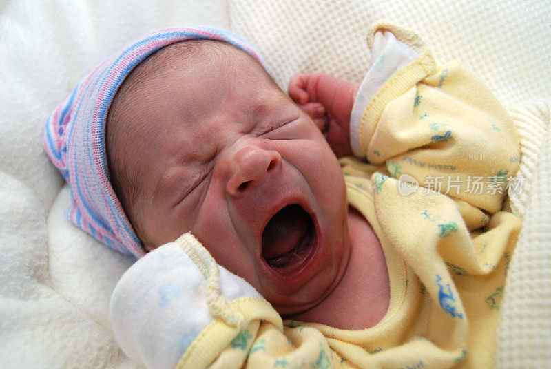 新生婴儿打哈欠…还是在尖叫?