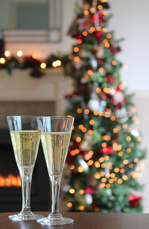 圣诞树装饰的形象，长笛杯与起泡白葡萄酒