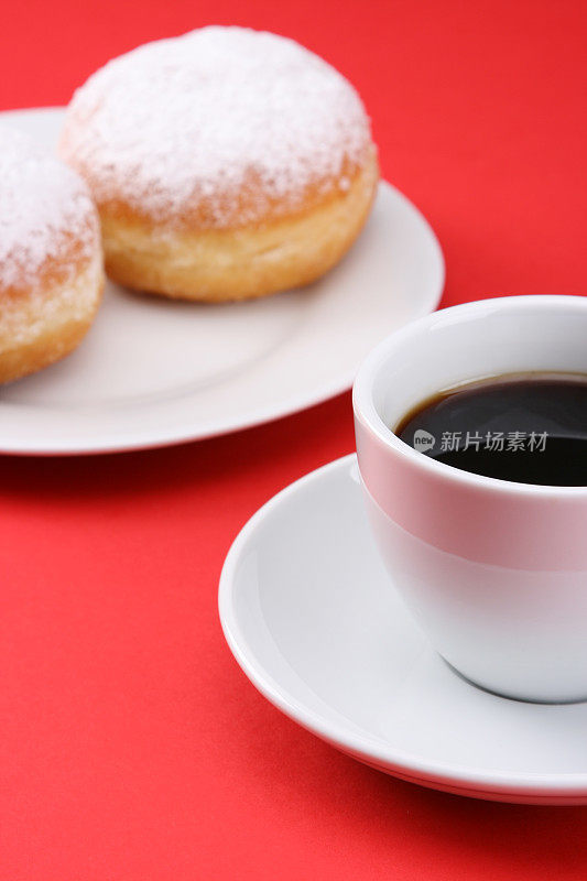 黑咖啡和甜甜圈特写