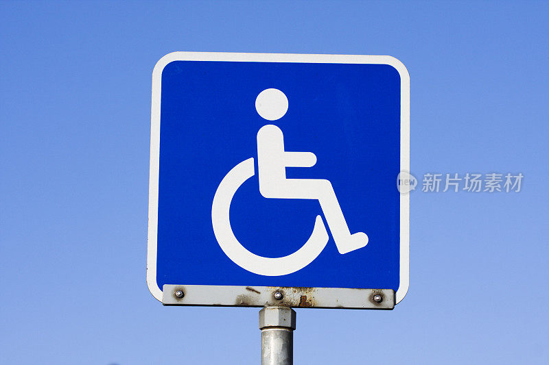 蓝天下的残疾人停车标志。