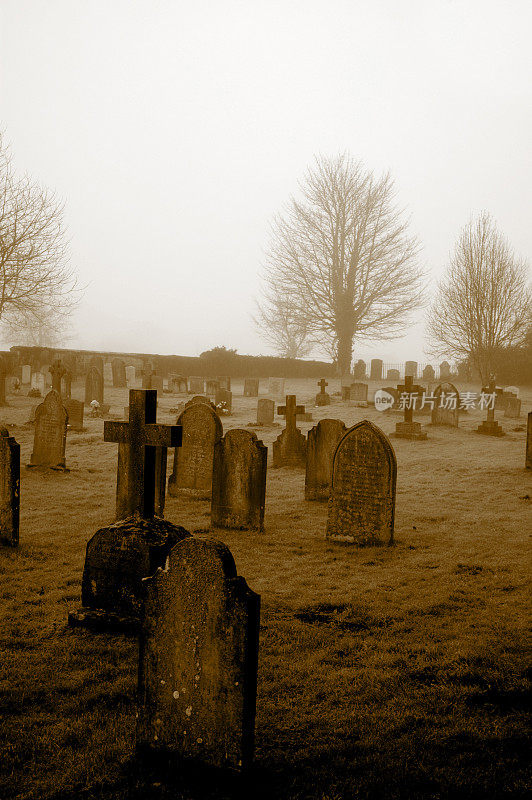 灰蒙蒙的墓地，雾蒙蒙的早晨
