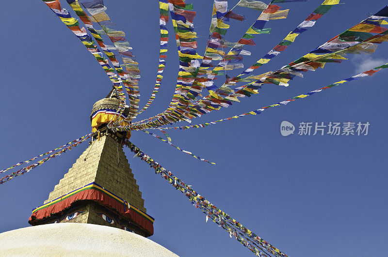 佛教经幡旗，金色佛塔，白色曼荼罗寺，尼泊尔加德满都