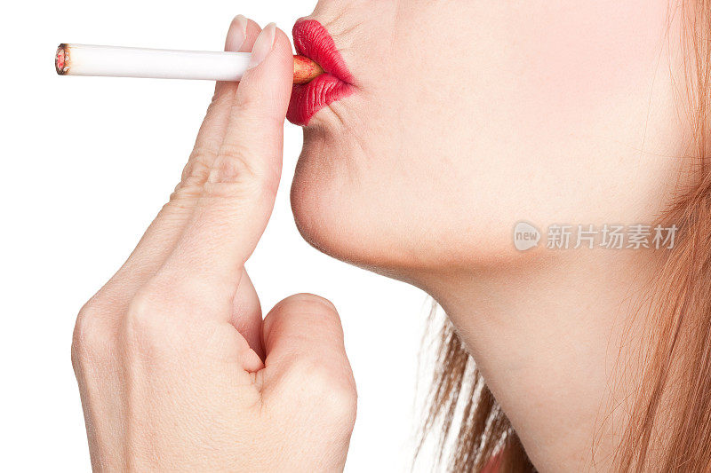 女人吸烟的特写显示吸烟者的皱纹