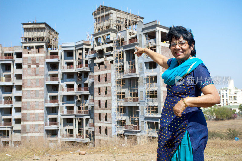 兴高采烈的印度妇女在建筑工地