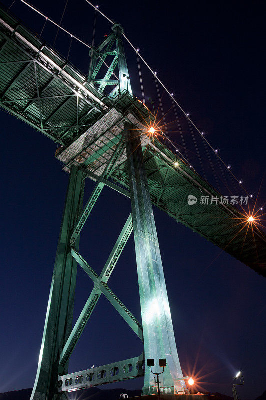 夜间吊桥塔架