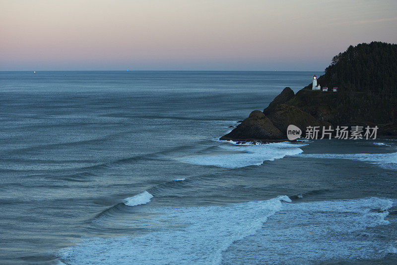 海克塔头灯塔在晨光中向船只发出警告