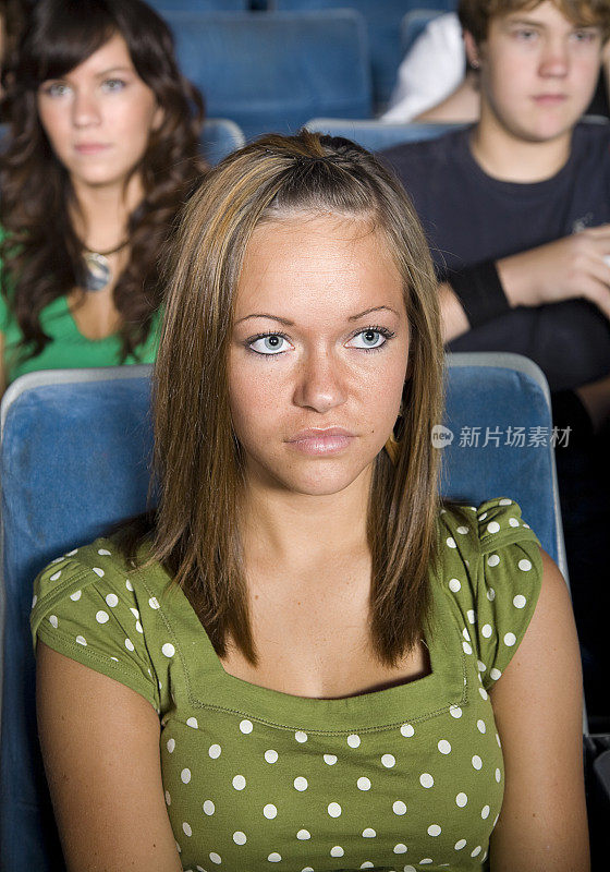 年轻女子在电影院