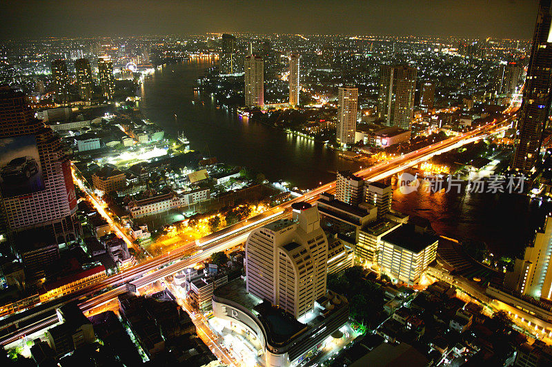 曼谷和湄南河夜间鸟瞰图