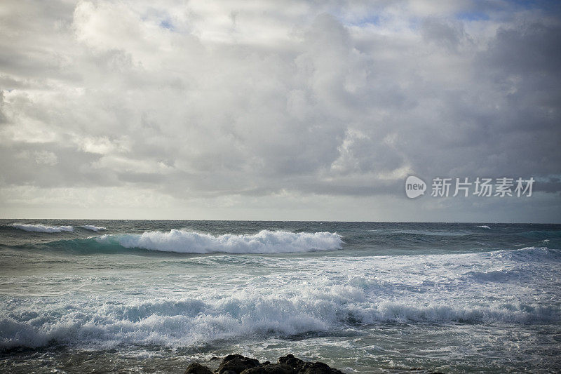 海浪冲击着海岸