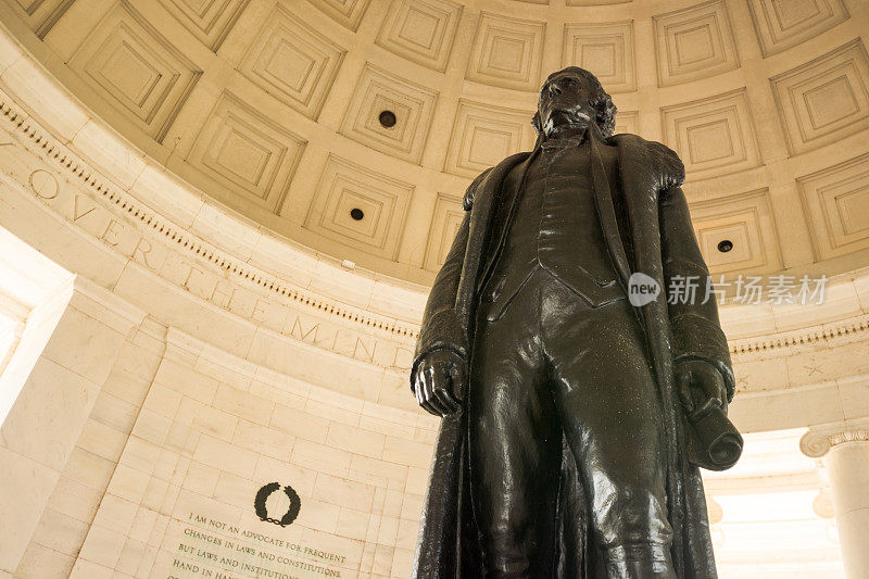 托马斯·杰斐逊纪念堂位于华盛顿特区潮汐湖畔