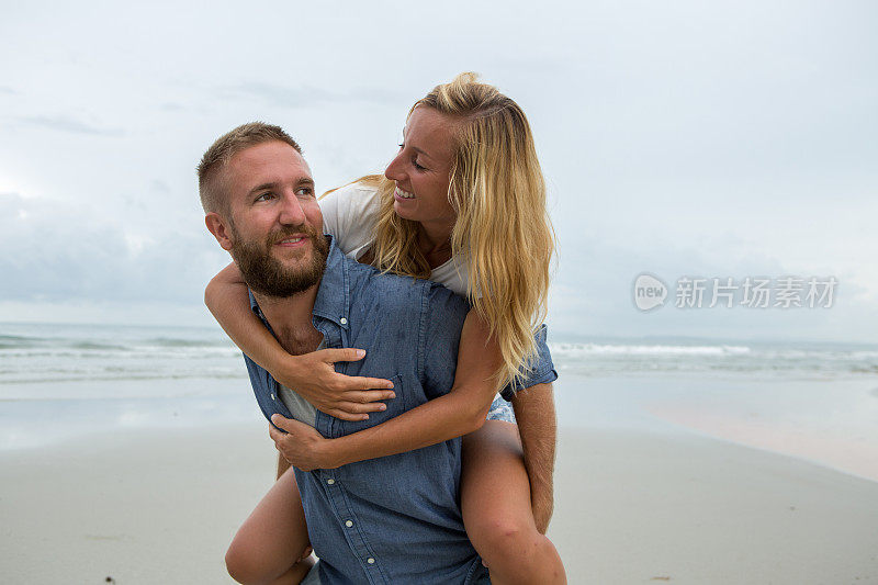 如此多的爱!夫妇在海滩