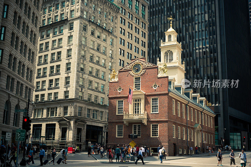 马萨诸塞州波士顿的旧州议会大厦挤满了人
