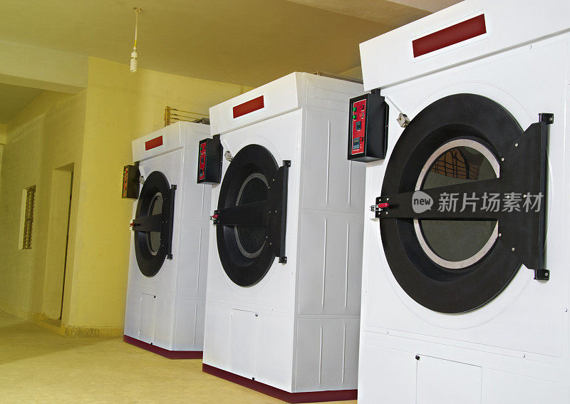 一排工业洗衣机