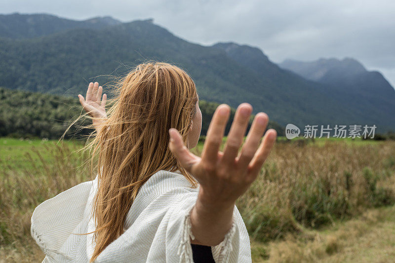 年轻女子在大自然中放松