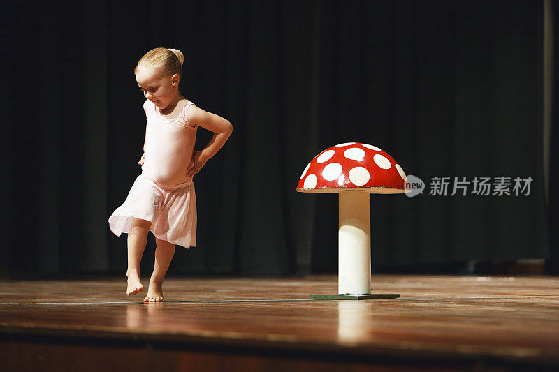 可爱的金发女芭蕾舞演员4岁绕着蘑菇跳舞