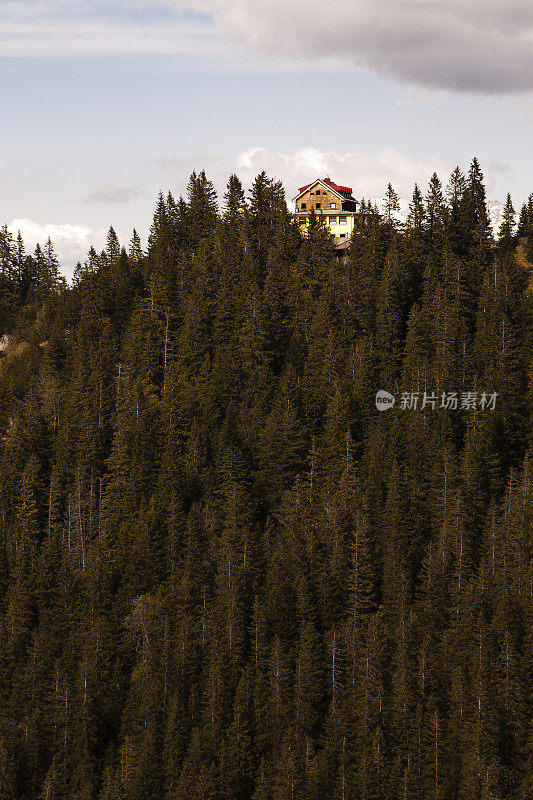 阿尔卑斯附近Wetterstein山的Kreuzeckhaus山小屋和森林