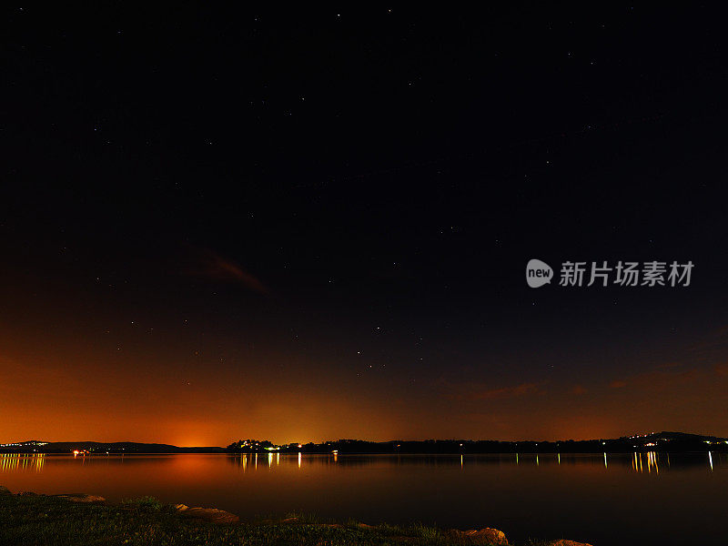 夜间湖