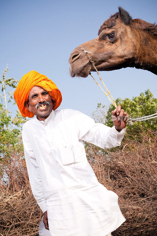 拉贾斯坦邦传统的印度农村男子和他的骆驼