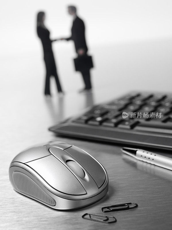 电脑鼠标和键盘与商务人士