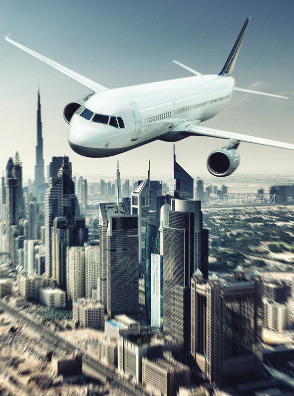 豪华飞机在迪拜市中心上空飞行
