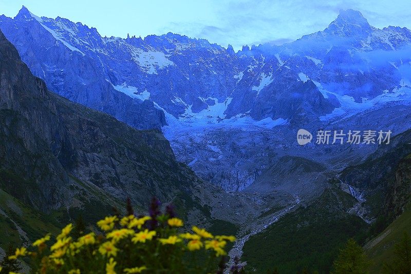 阿尔卑斯山景观，勃朗峰，瀑布，瑞士阿尔卑斯山的黎明