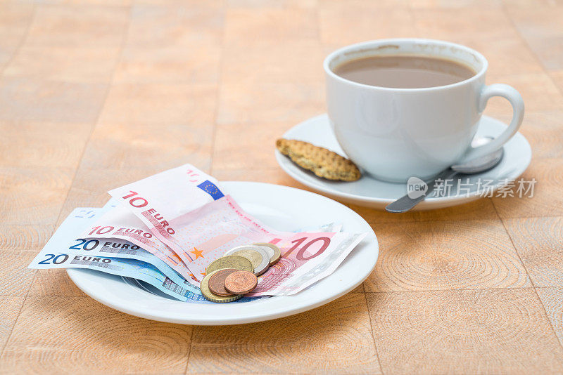 餐厅支付-欧元纸币和硬币