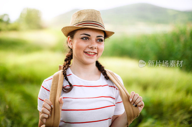 有雀斑的徒步旅行者女孩