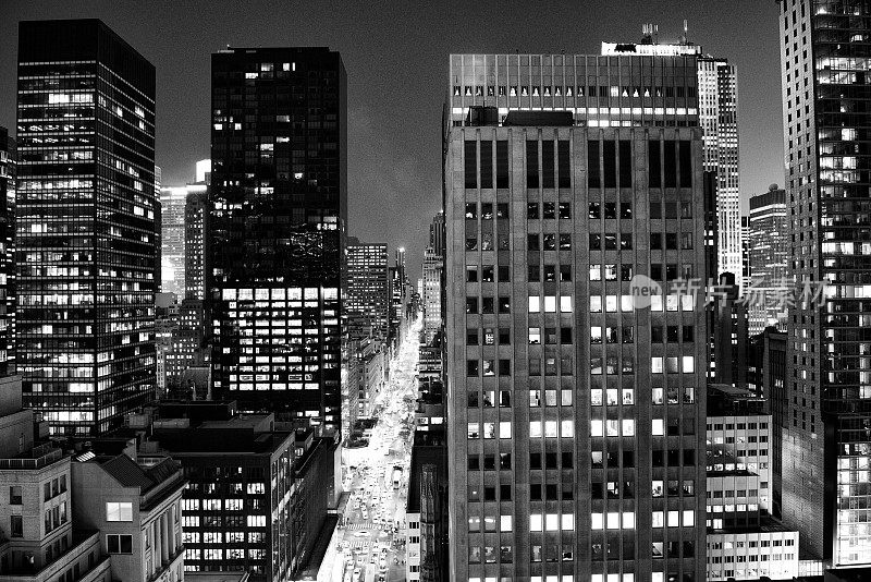 纽约夜晚的第五大道。鸟瞰图。