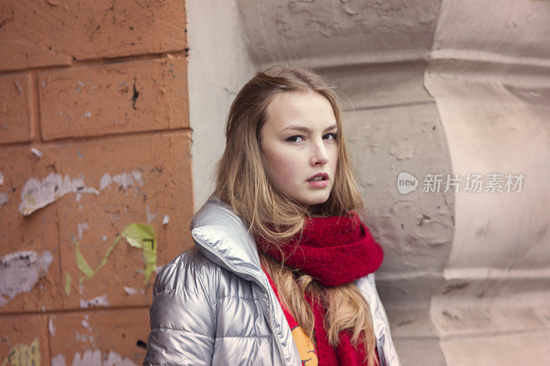 年轻的白人女孩模特站在街道利沃夫乌克兰