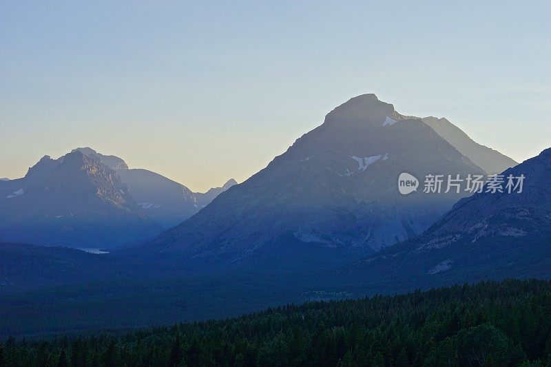 不断上升的狼山