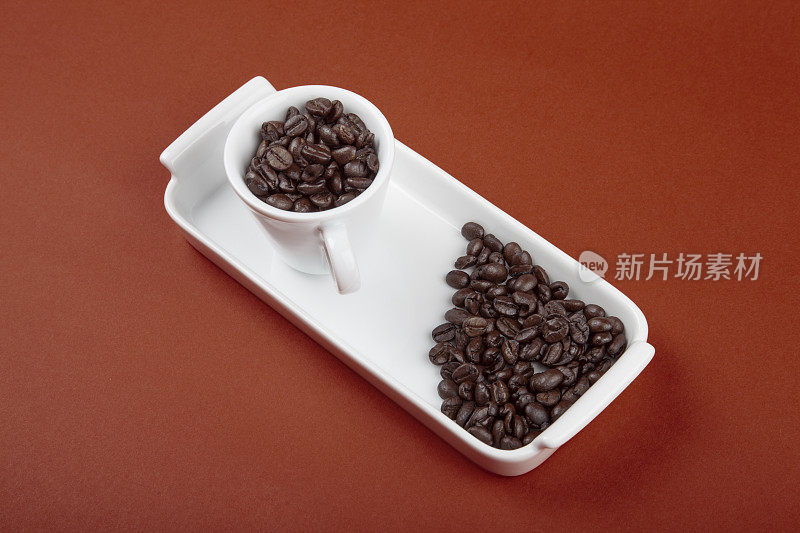陶瓷盘子上的咖啡壶里的咖啡豆