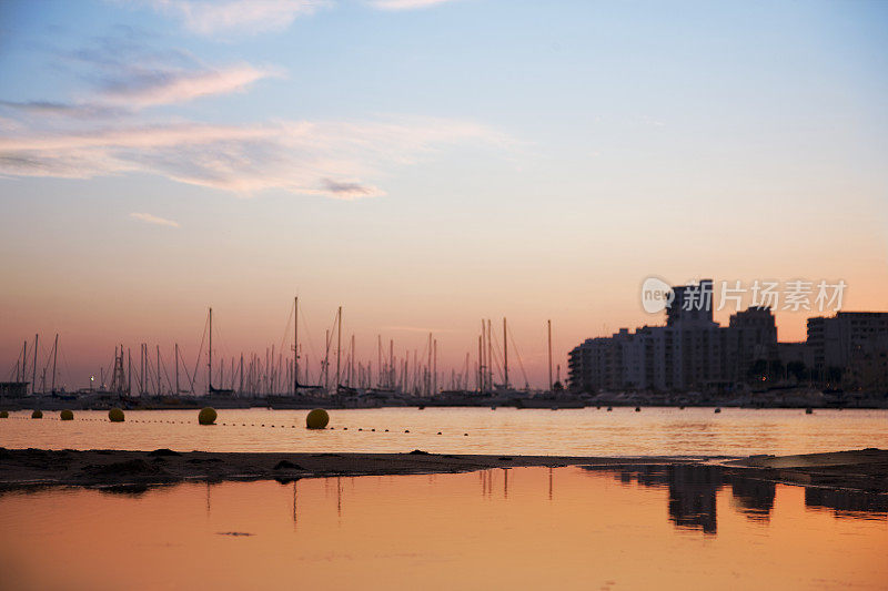 伊比沙岛圣安东尼奥港码头的滨水景观