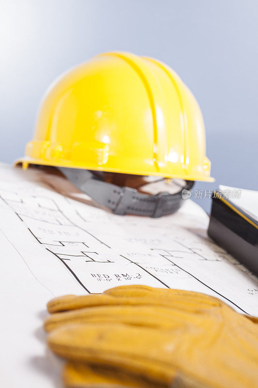 结构:平面布置图上的安全帽和工人工具。