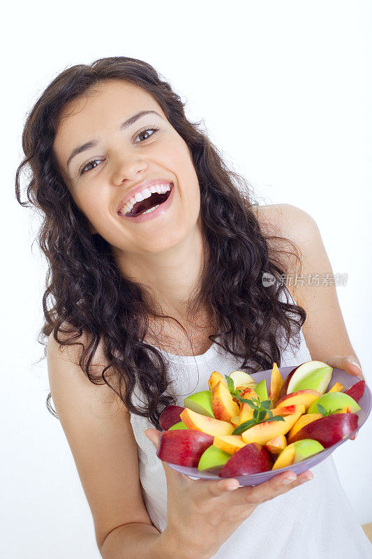 非常高兴的女人拿着水果沙拉的盘子