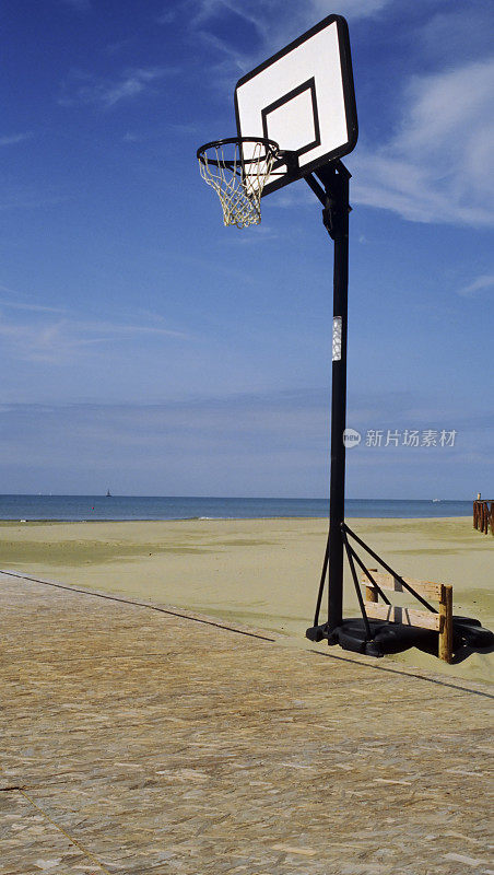沙滩上的篮球篮筐。