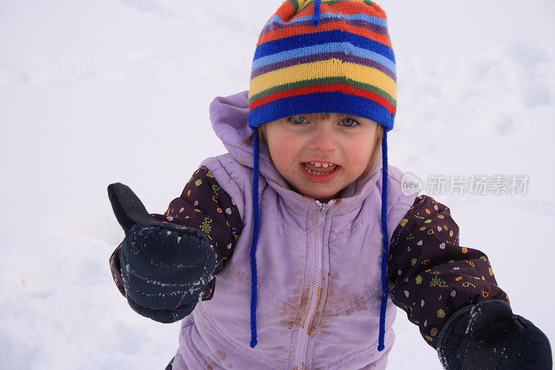小女孩在雪地里需要帮助
