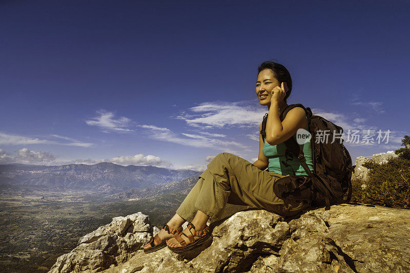 女徒步旅行者打电话