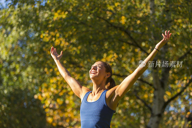 举着胳膊的女人