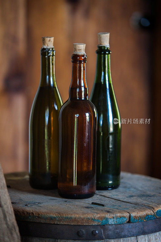 三个19世纪的瓶子自然光静物