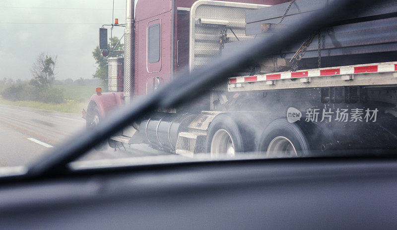 在下雨的高速公路上通过超速拖车