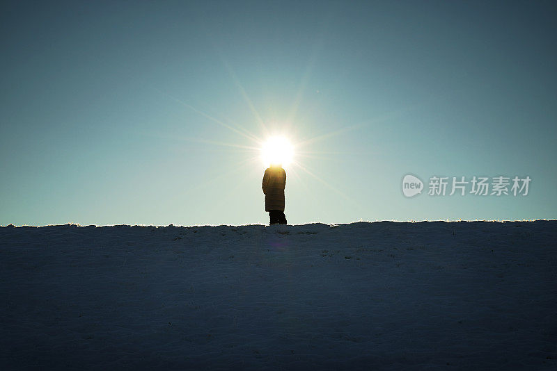 太阳用单人剪影为太阳能加油