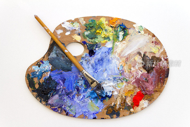 充满活力的多色艺术家传统的木制油画调色板和画笔