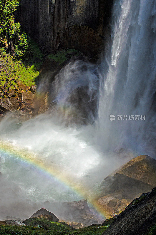 约塞米蒂的春天瀑布底部的彩虹