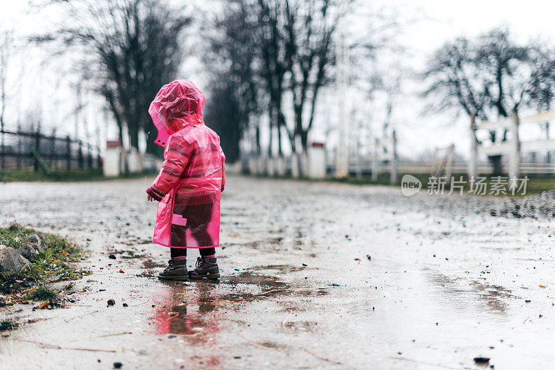 在雨中跳舞