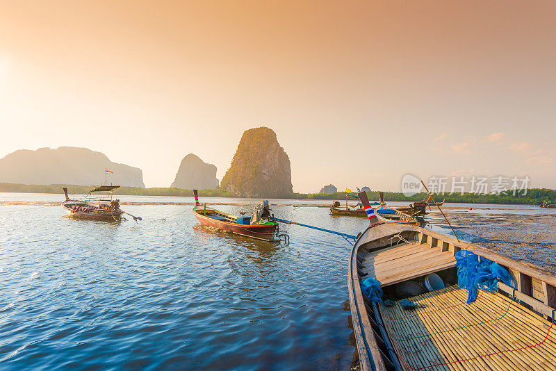 美丽的日落在热带海洋与长尾船在泰国南部