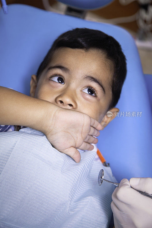 担心的孩子拒绝牙科治疗